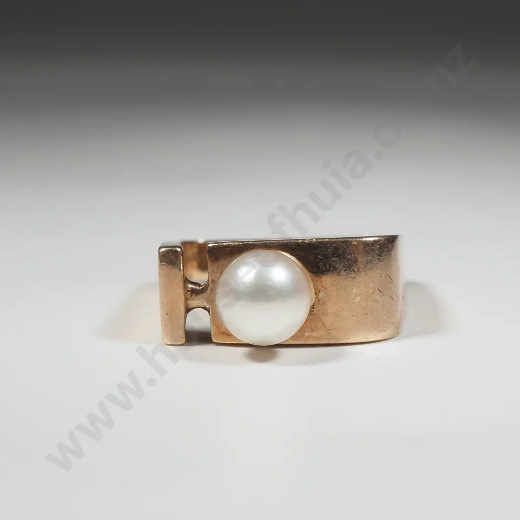 Modern 9ct Gold Pearl Ring Image 1++
