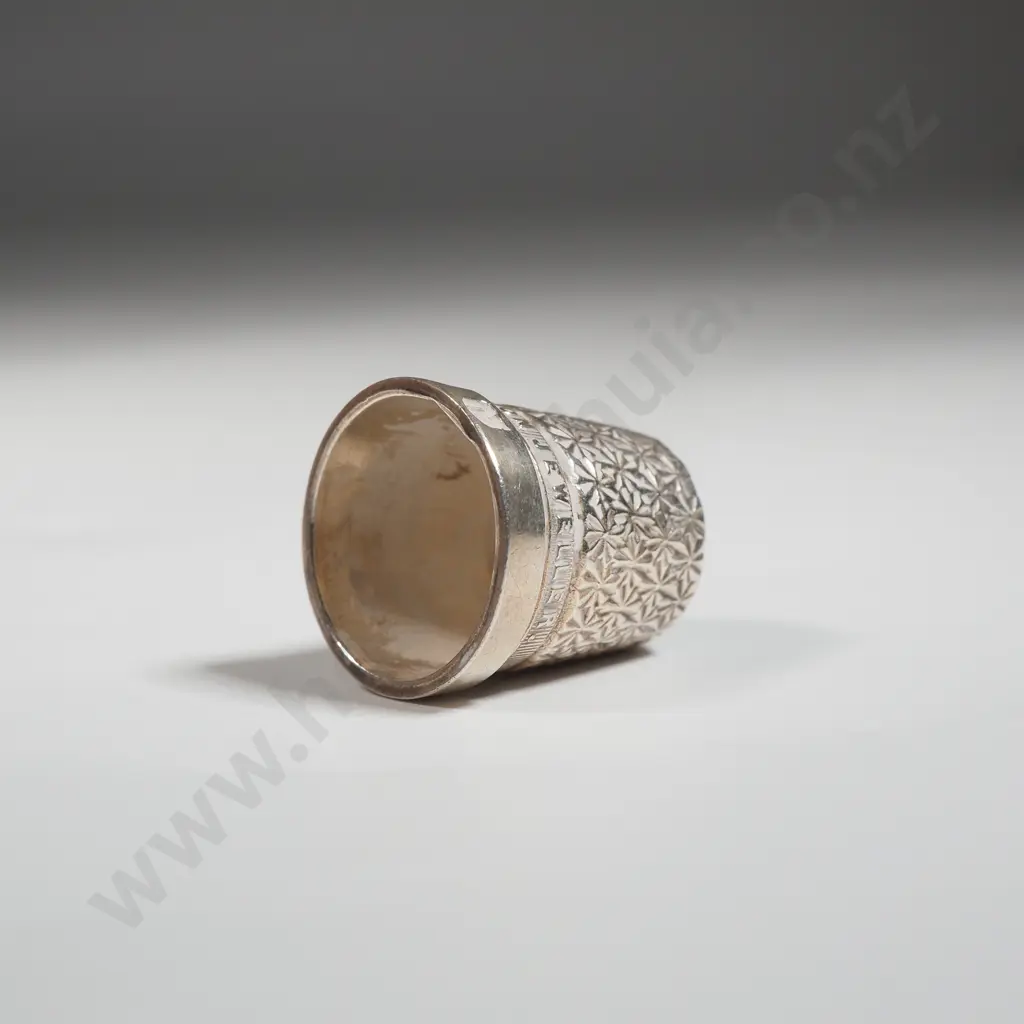 Vintage Sterling Silver James Walker "The London Jeweller" Thimble Image 1++