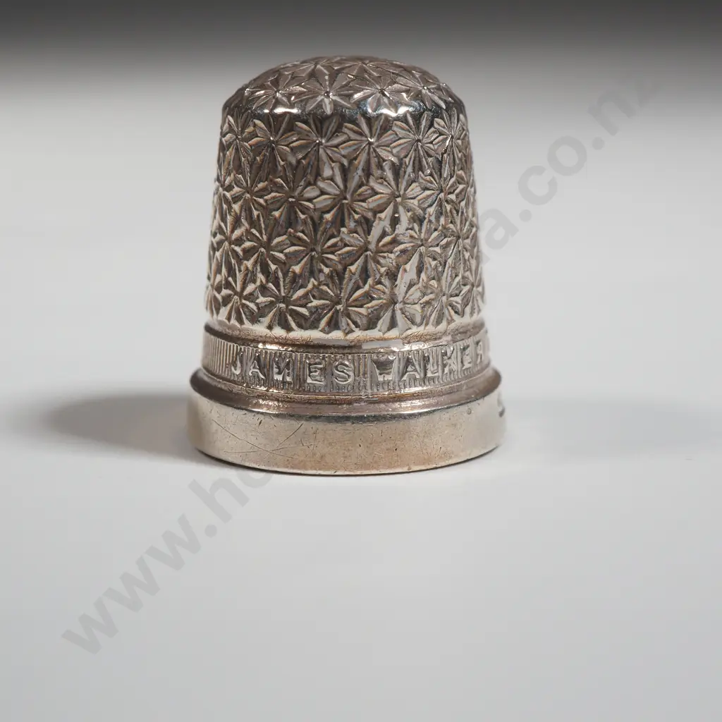 Vintage Sterling Silver James Walker "The London Jeweller" Thimble Image 1++