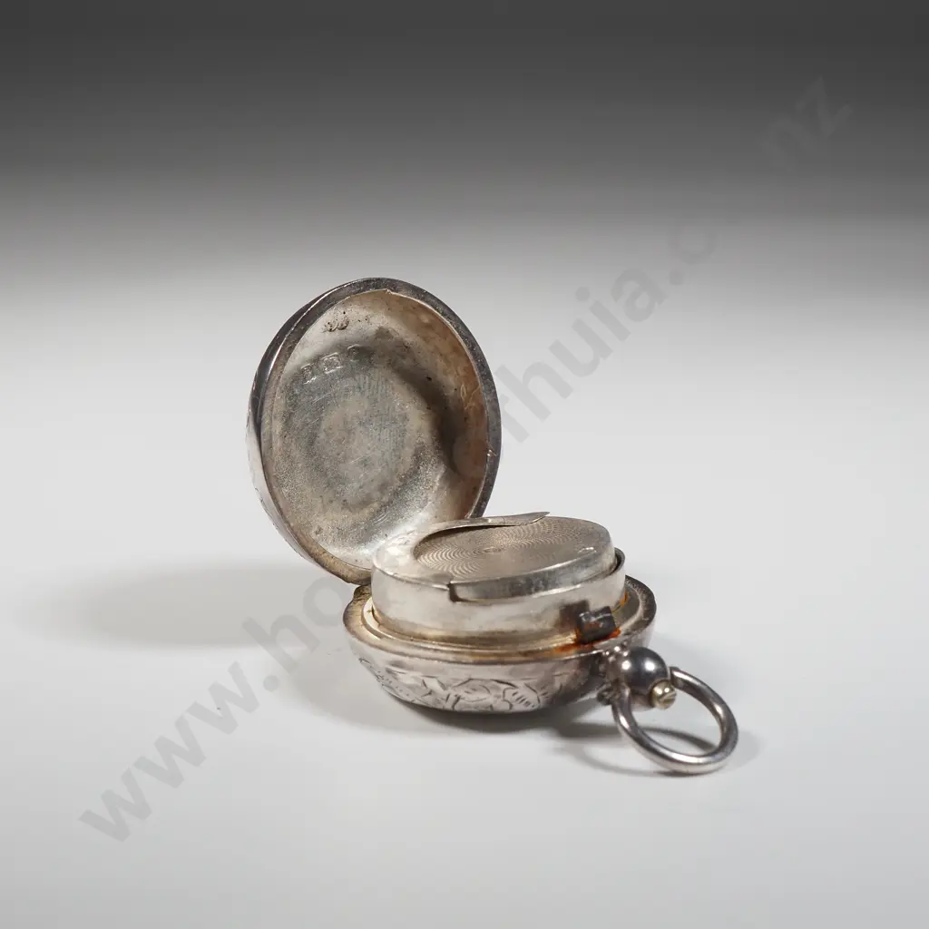 Sterling Silver Sovereign Case with Scroll Decoration & Empty Circular Cartouche. Image 1++