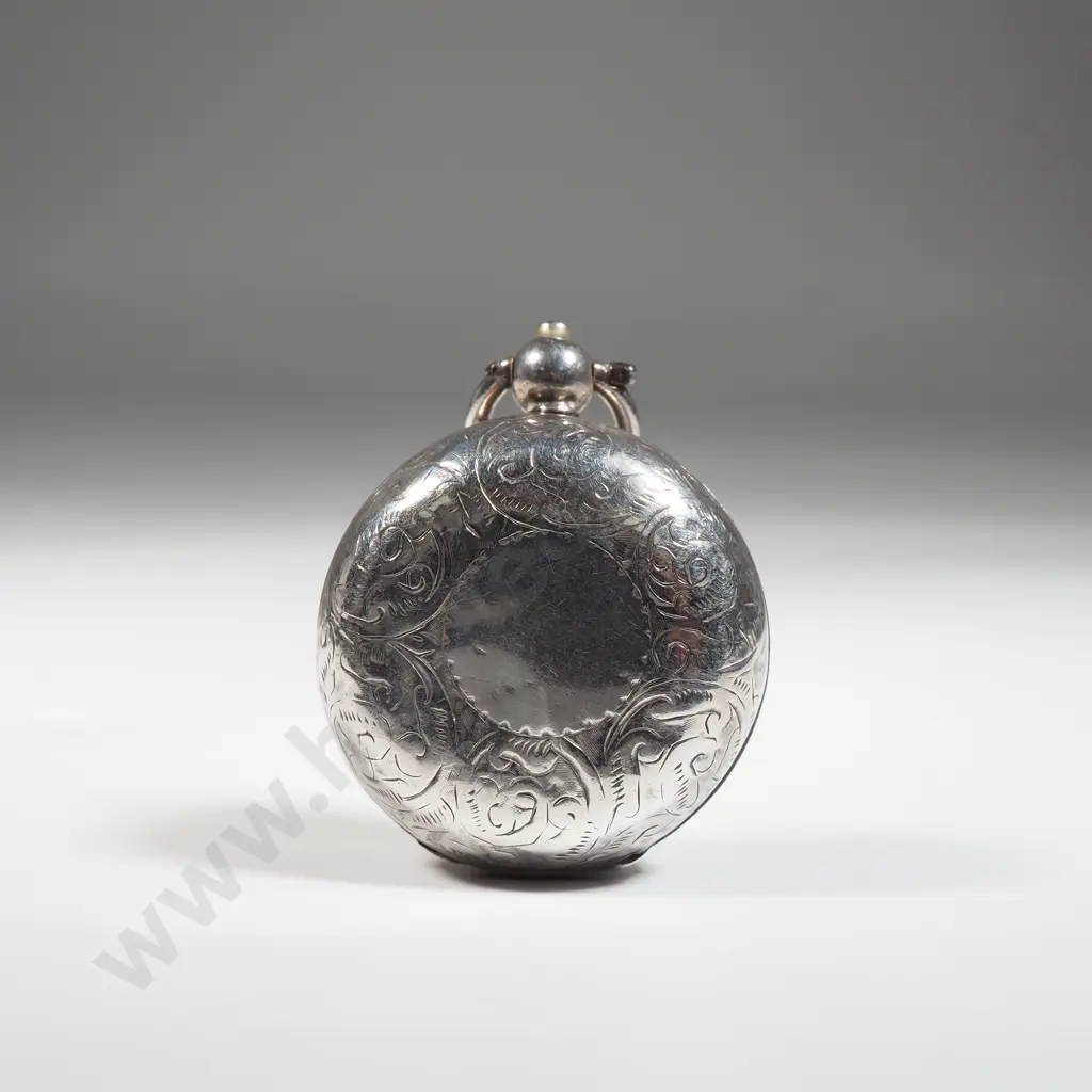 Sterling Silver Sovereign Case with Scroll Decoration & Empty Circular Cartouche. Image 1++