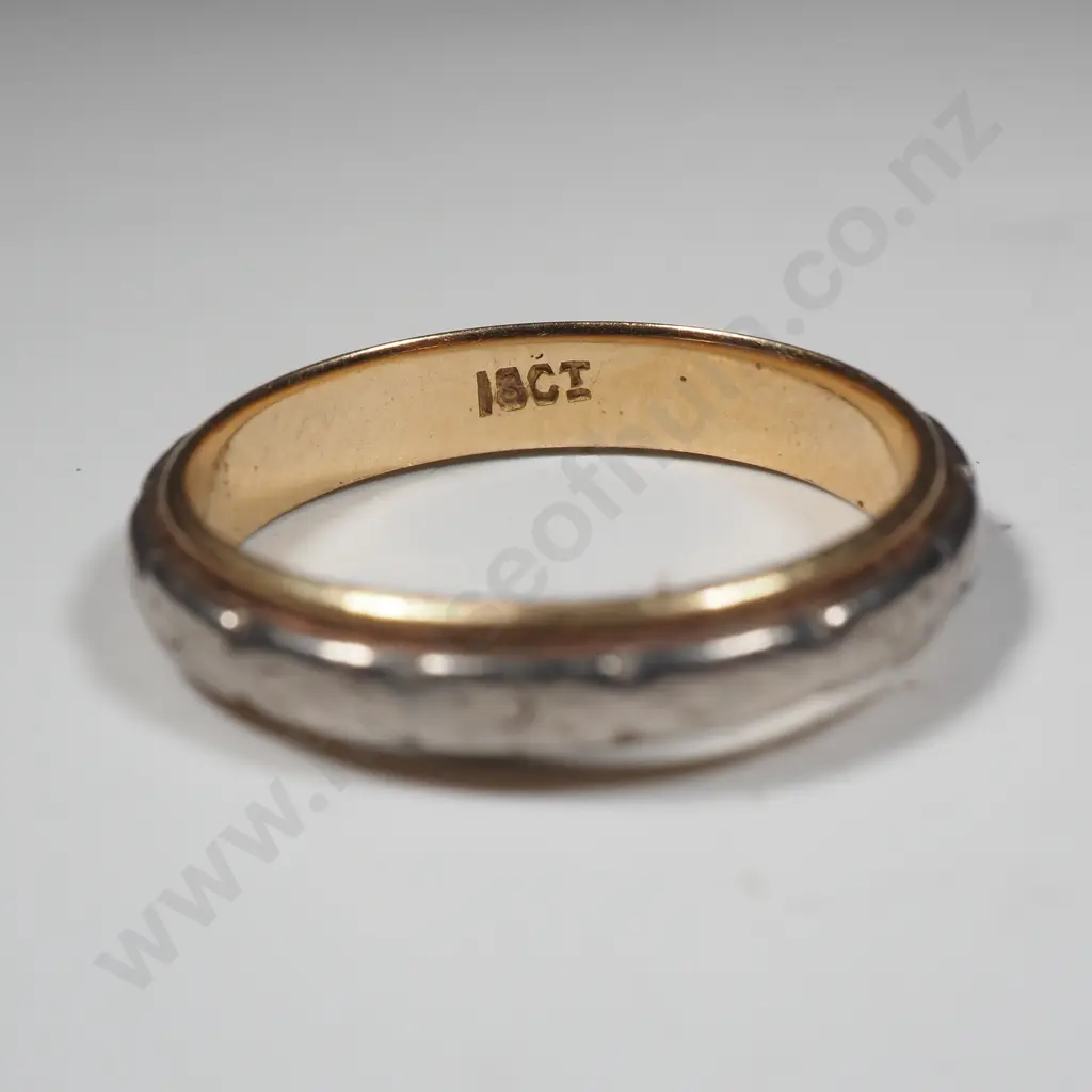 18ct Gold Wedding Band w Platinum Image 1++