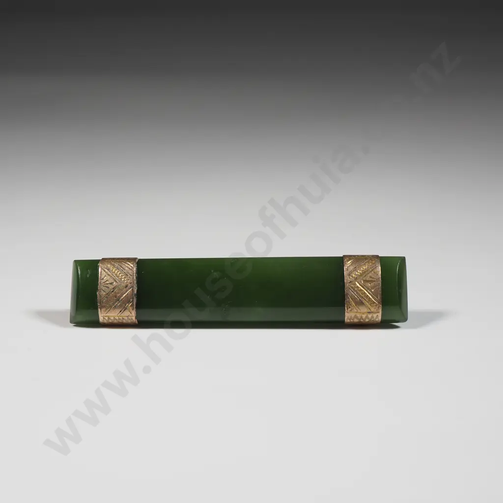 9ct Gold Greenstone Brooch Image 1++