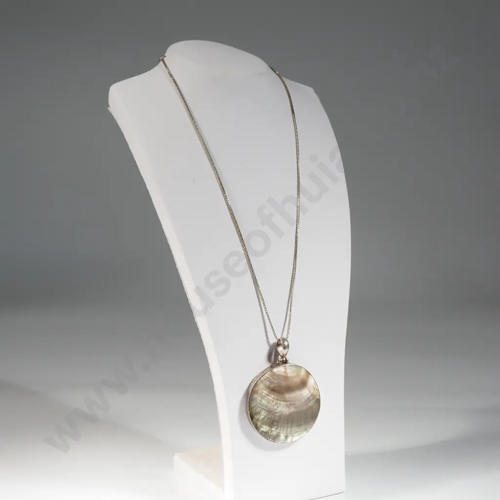 Sterling Silver & Large Mother Of Pearl Circular Pendant w Box Link Chain Image 1++