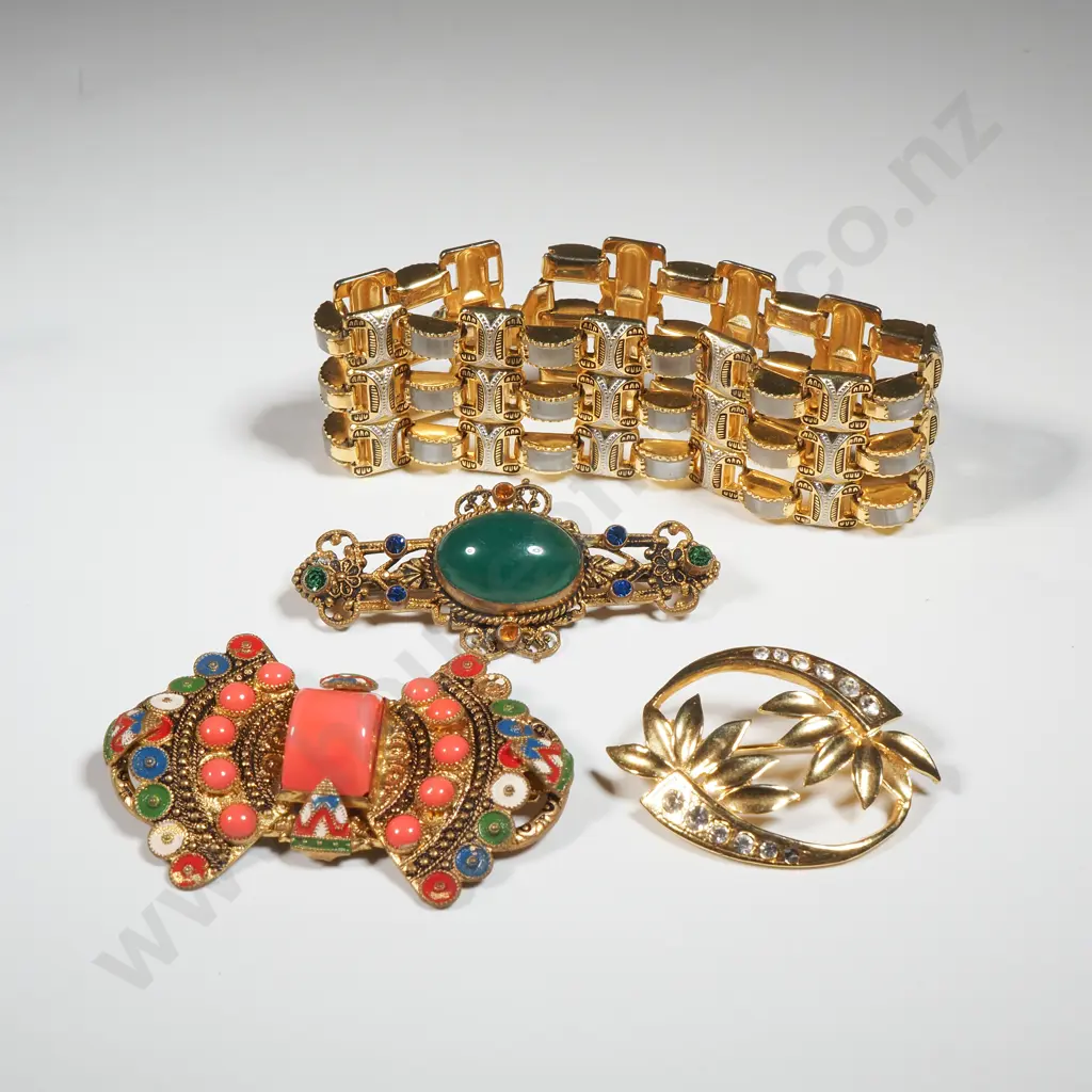 Two St Justin Cased Jewellery Pieces  Image 1++