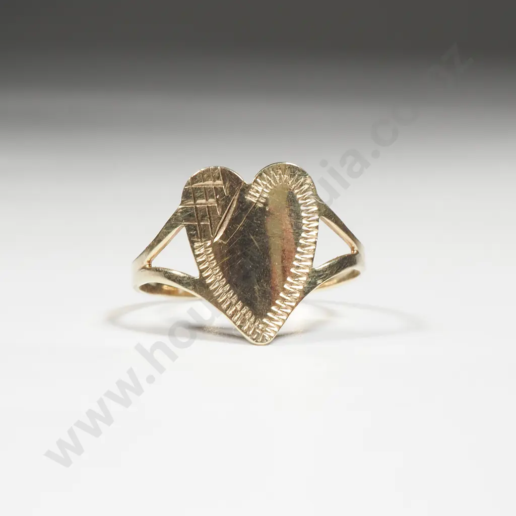 Vintage 9ct Gold Heart Signet Ring Image 1++
