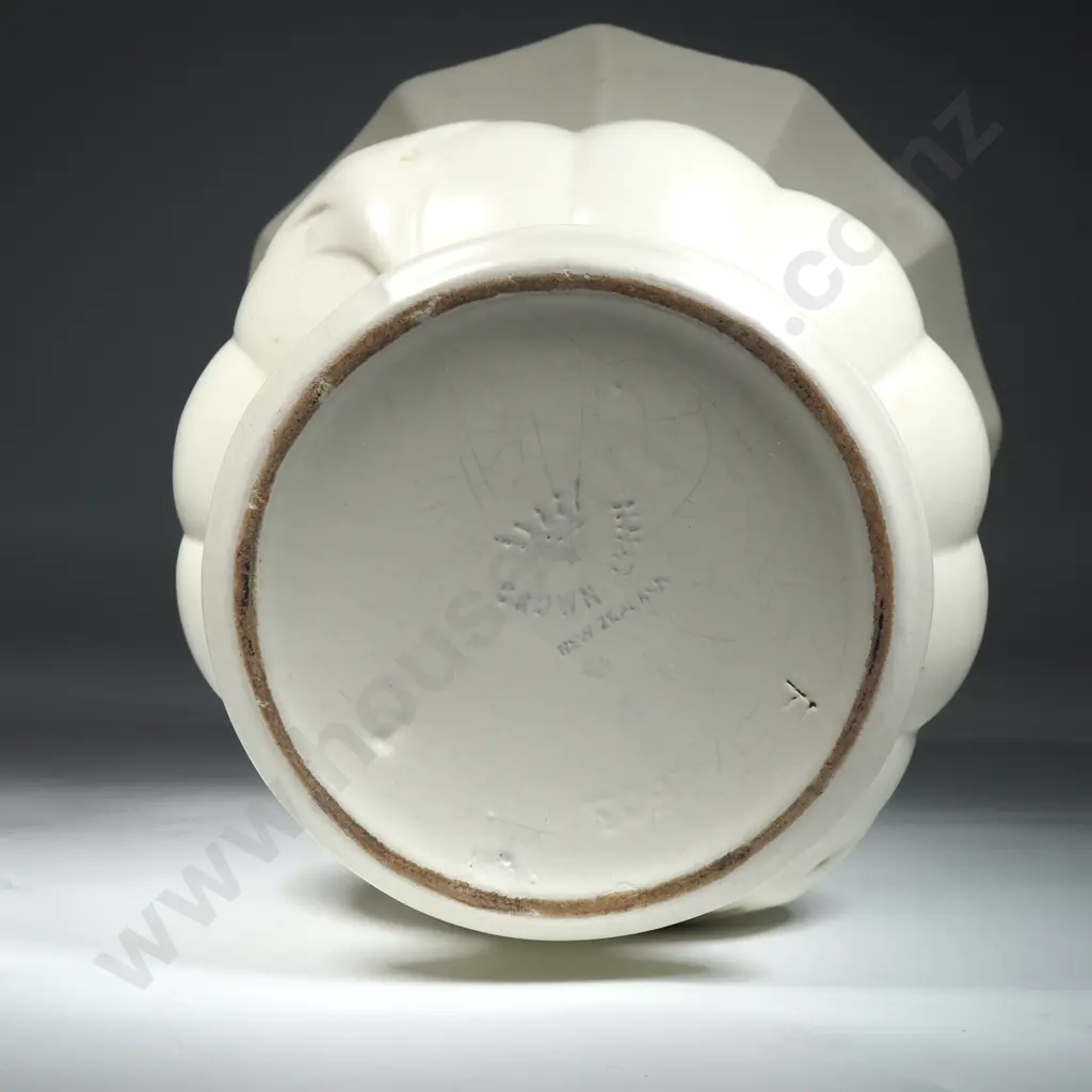 White Crown Lynn Flat Top Urn. Vase N0. 603. H170 x D 160mm   Image 1++