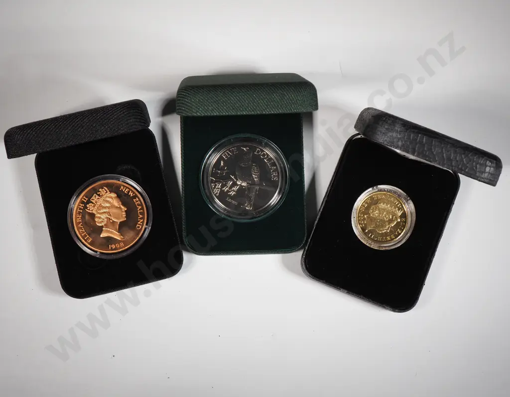 Three New Zealand Uncirculated Coins in Cases & Boxes  Image 1++