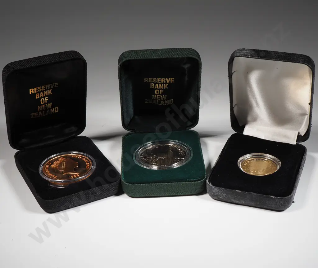 Three New Zealand Uncirculated Coins in Cases & Boxes  Image 1++