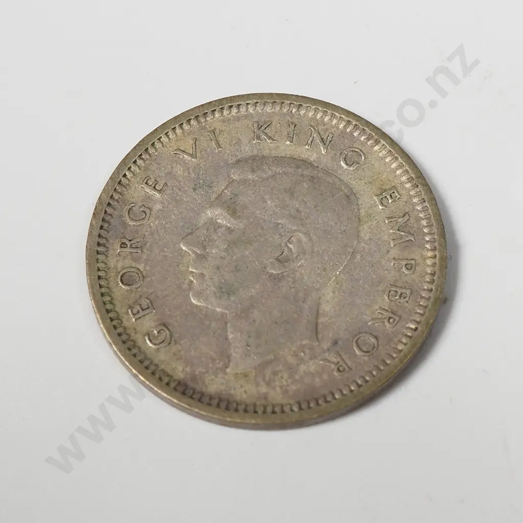 1942 New Zealand Threepence Coin 1 Dot Error  Image 1++