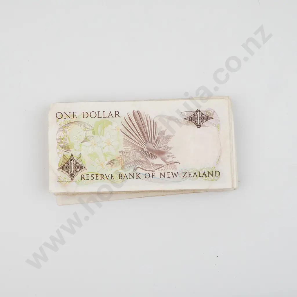 37 New Zealand One Dollar Hardie Banknotes - Circulated  Image 1++