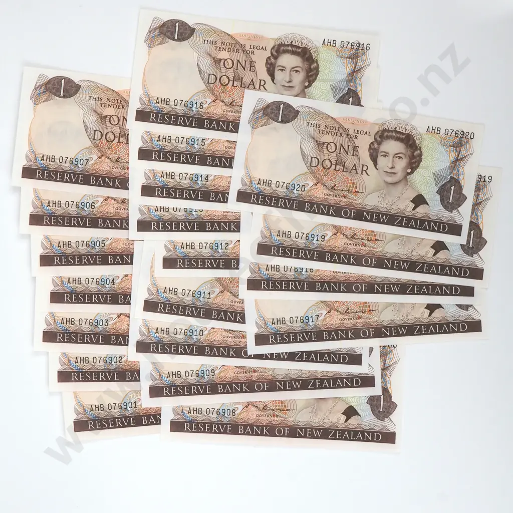 20 Consecutive One Dollar Russell Banknotes - AUNC  Image 1++