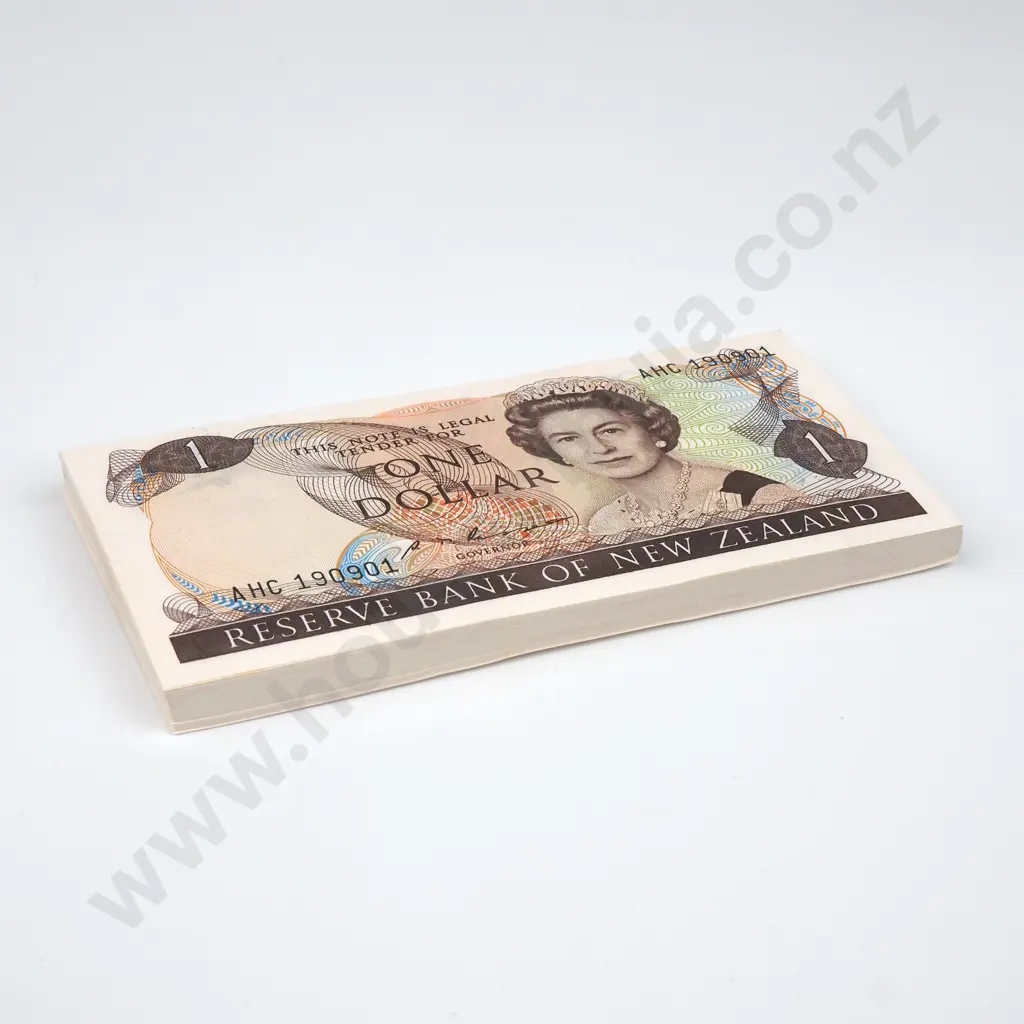 Bundle of 100 UNC New Zealand One Dollar Russell Banknotes - Consistent Small Wet Ink Transfer  Image 1++