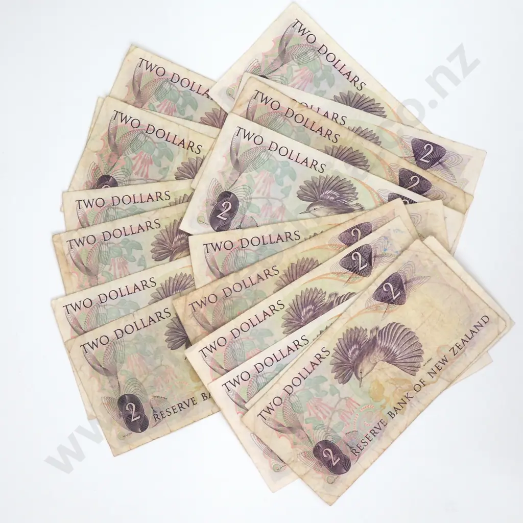 17 Two Dollar Knight Banknotes - Various Signatures - Average Condition  Image 1++