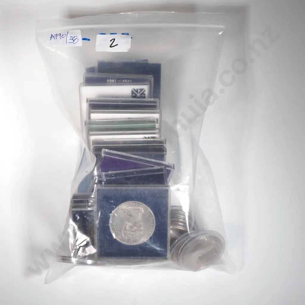 25 New Zealand UNC Coins - Some Cased & Some Uncased  Image 1++