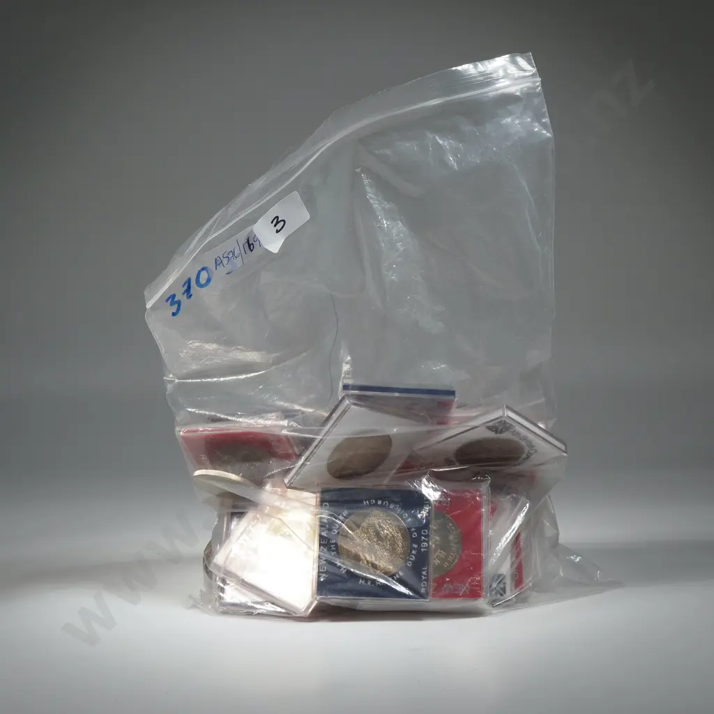 32 New Zealand Cased UNC Dollar Coins & 8 Uncased Dollar Coins Image 1++