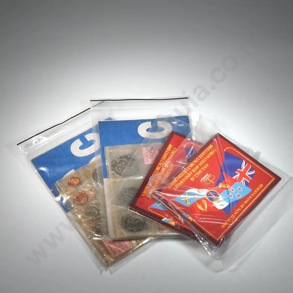 Assorted UNC New Zealand Coin Sets  Image 1++