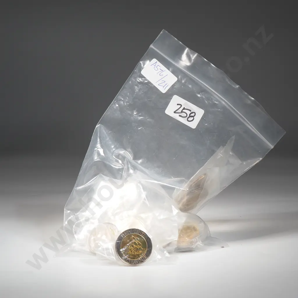 22 1994 UNC New Zealand Bi Metal Fifty Cent Coins  Image 1++