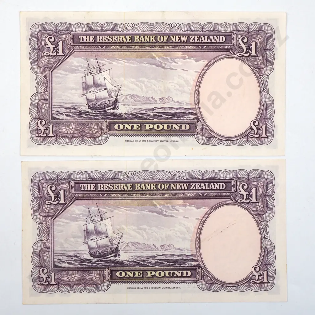Two Consecutive New Zealand One Pound Fleming Banknotes - AUNC  Image 1++
