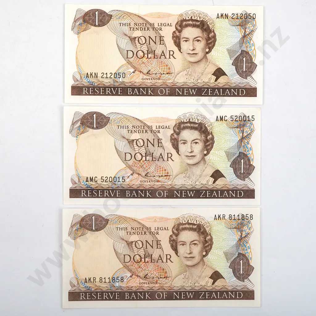 Three New Zealand One Dollar Russell Banknotes - AUNC  Image 1++