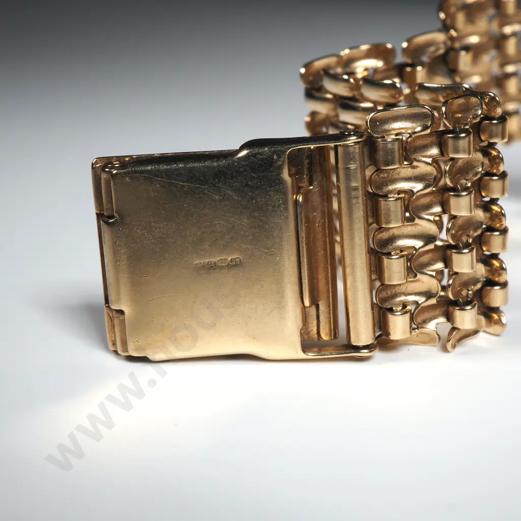 Solid 9ct Gold Sovereign Watch w Valuation for $3250.00 Image 1++