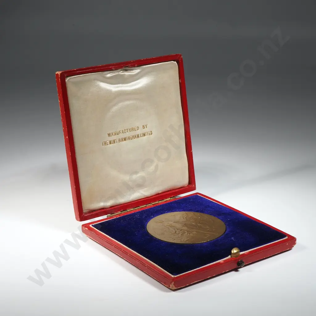 Cased 1914-1919 George V Pax Victoris European War Medal  Image 1++