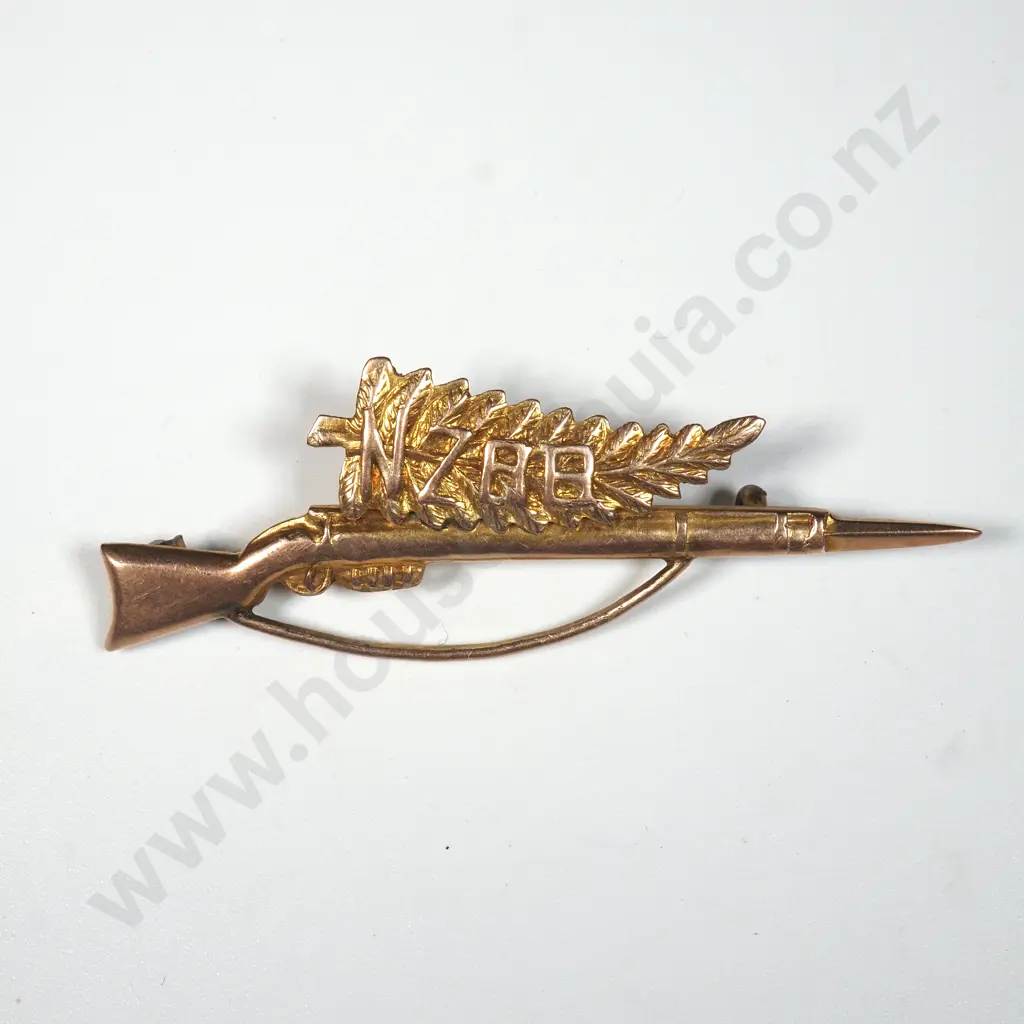 WWI 9ct Gold Rifle Sweetheart Badge NZRB on Fern Leaf. Image 1++