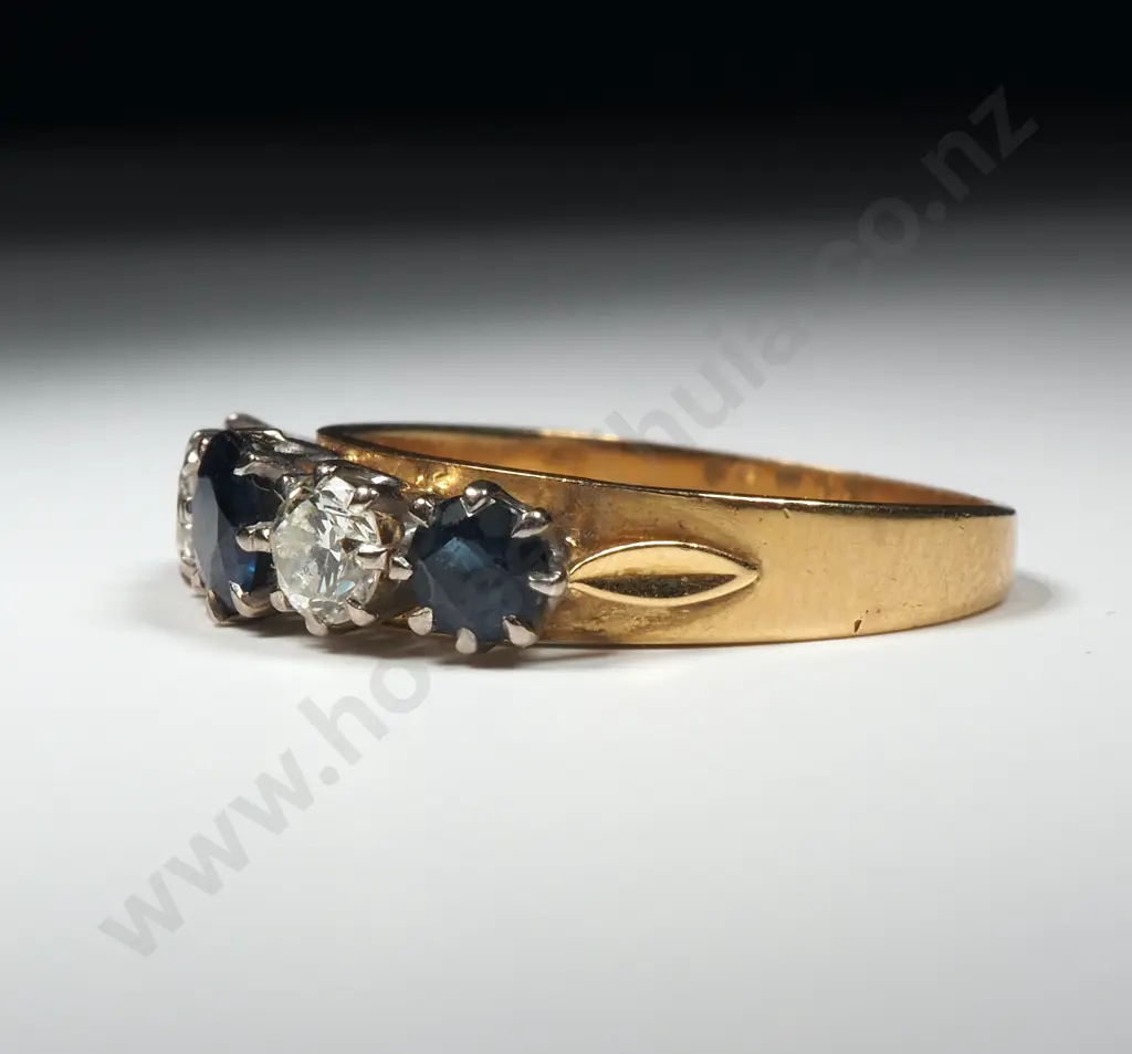 Excellent 18ct Gold Diamond & Sapphire Ring Image 1++