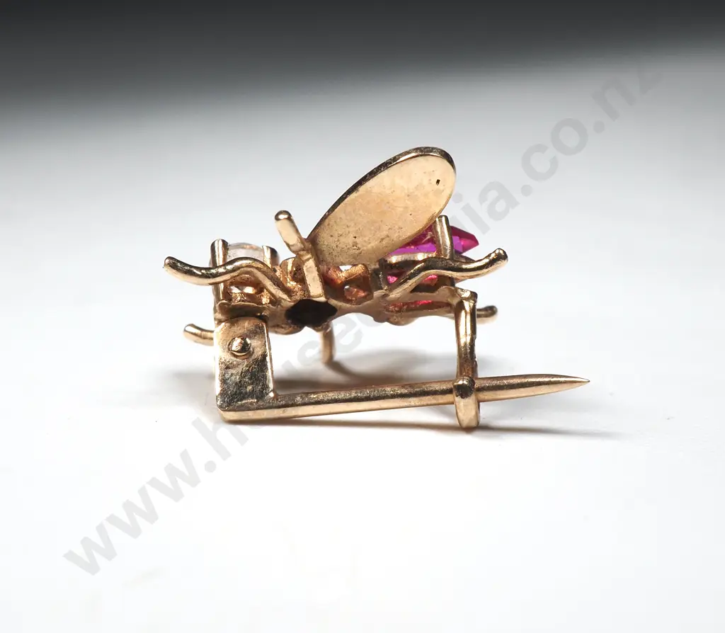 9ct Gold Bug Brooch Image 1++