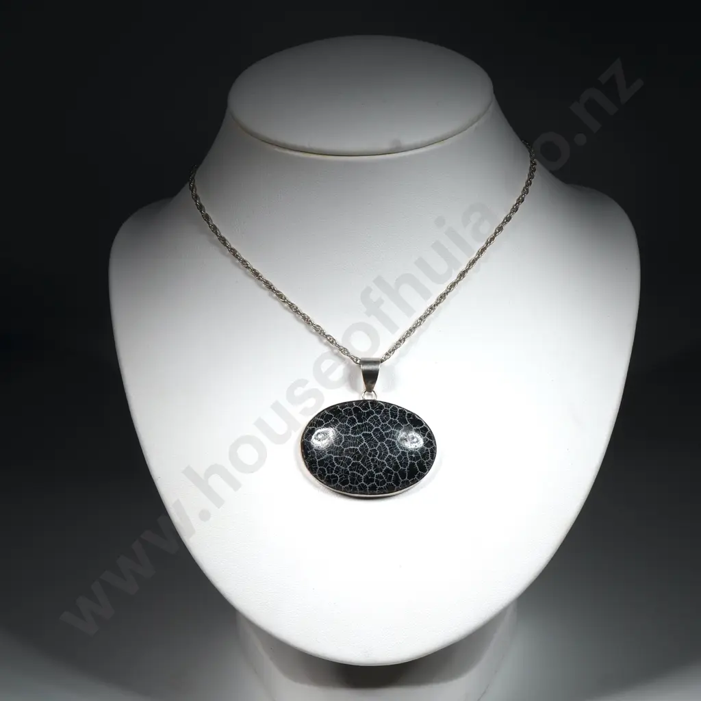 Large Sterling Silver Mounted Oval Grey/Black Pendant On A Rolo Chain Image 1++