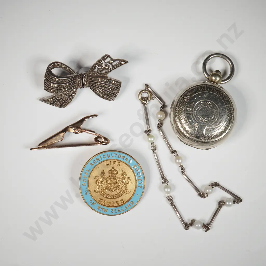 Assorted Vintage Jewellery Items incl Sovereign Case Image 1++