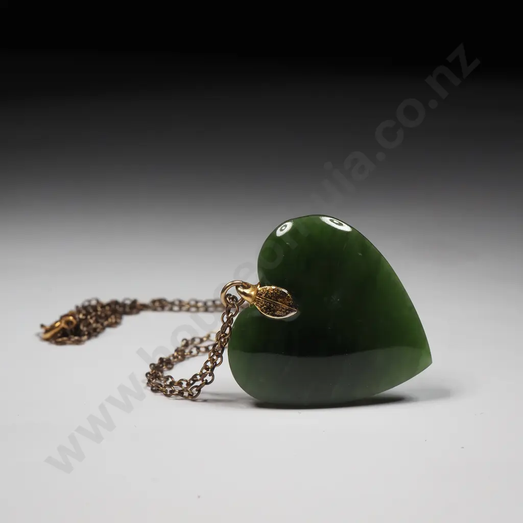 Vintage Gilt NZ Greenstone Set Heart Pendant & Chain Image 1++