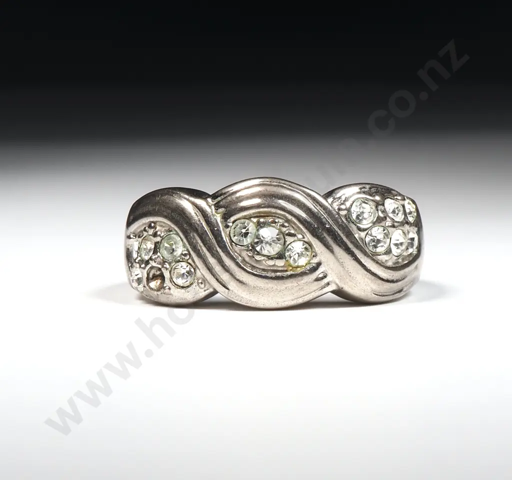 Costume Silver Toned Dress Ring w Diamond Coloured Gems. Image 1++