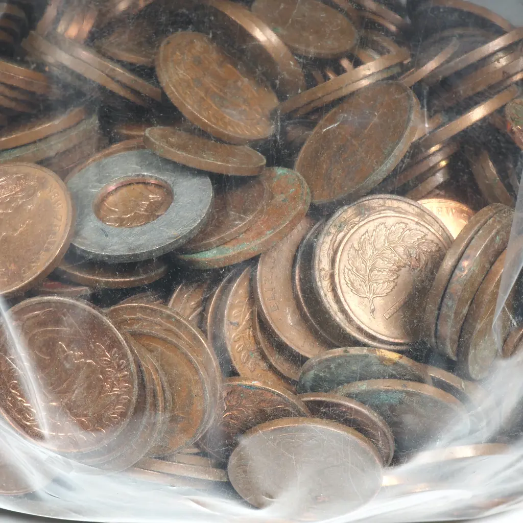 Large Assorted Lot of Mainly One & Two Cent New Zealand Coins  Image 1++