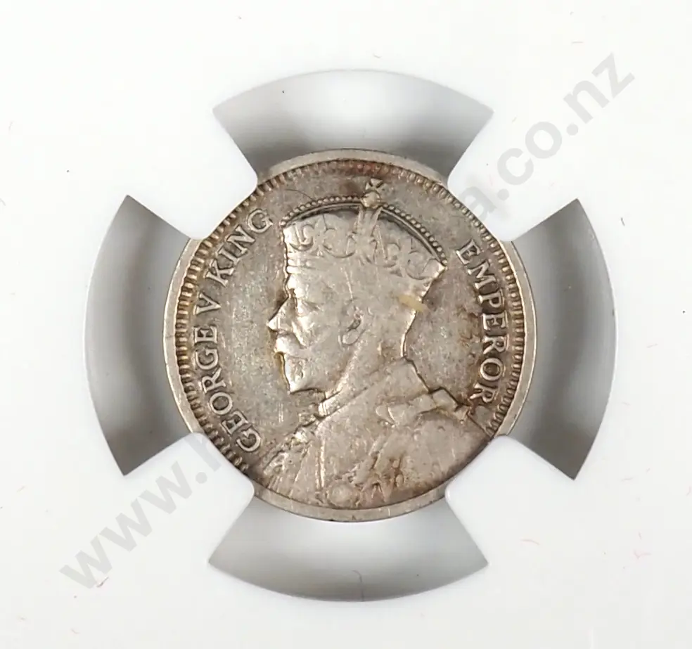 1935 New Zealand Threepence Coin - Better Grade Image 1++