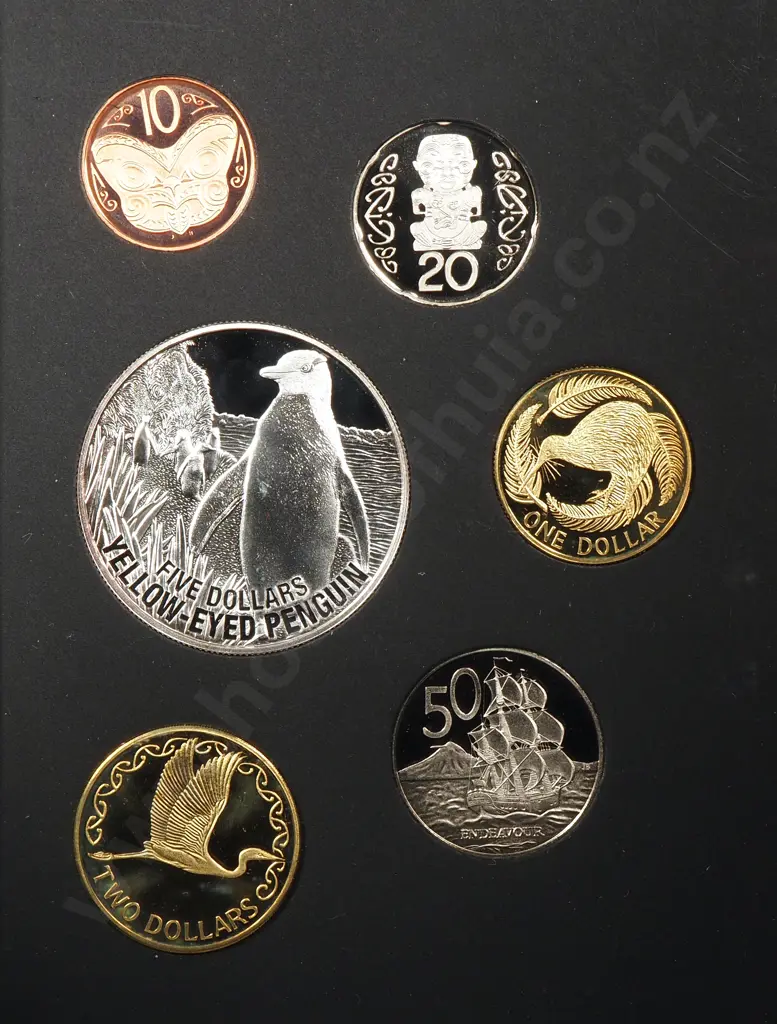 2011 New Zealand Proof Currency Set w One Ounce Silver Proof Coin - Yellow-eyed Penguin  Image 1++