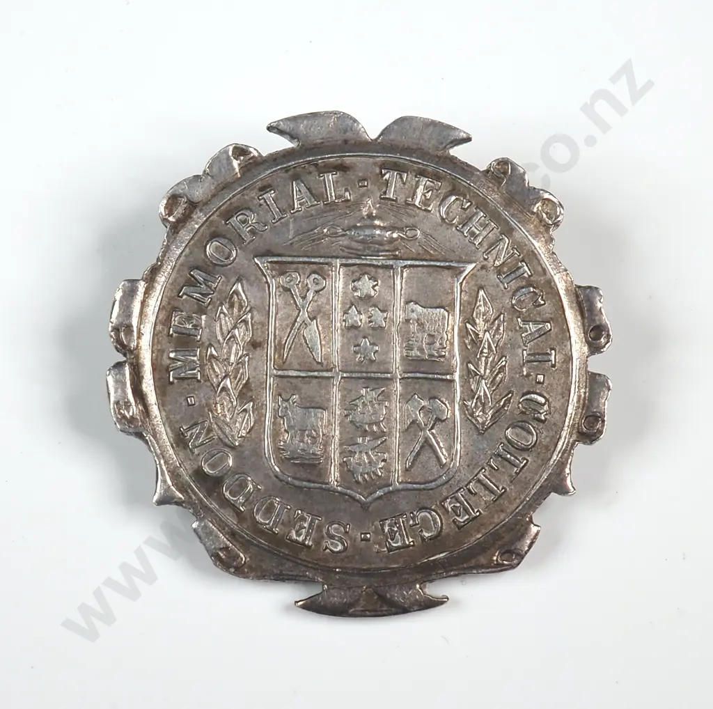 Sterling silver medal, brooch mounted “SEDDON MEMORIAL TECHNICAL COLLEGE”, engraved “SENIOR TENNIS / RUNNER-UP / P. CUTLER / 1939, 27mm, maker A. Kohn Ltd Image 1++