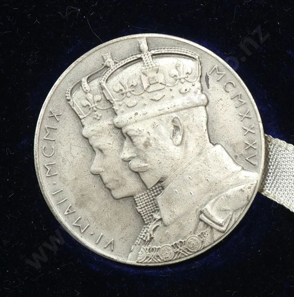 1935 United Kingdom Cased Silver Jubilee Token  Image 1++