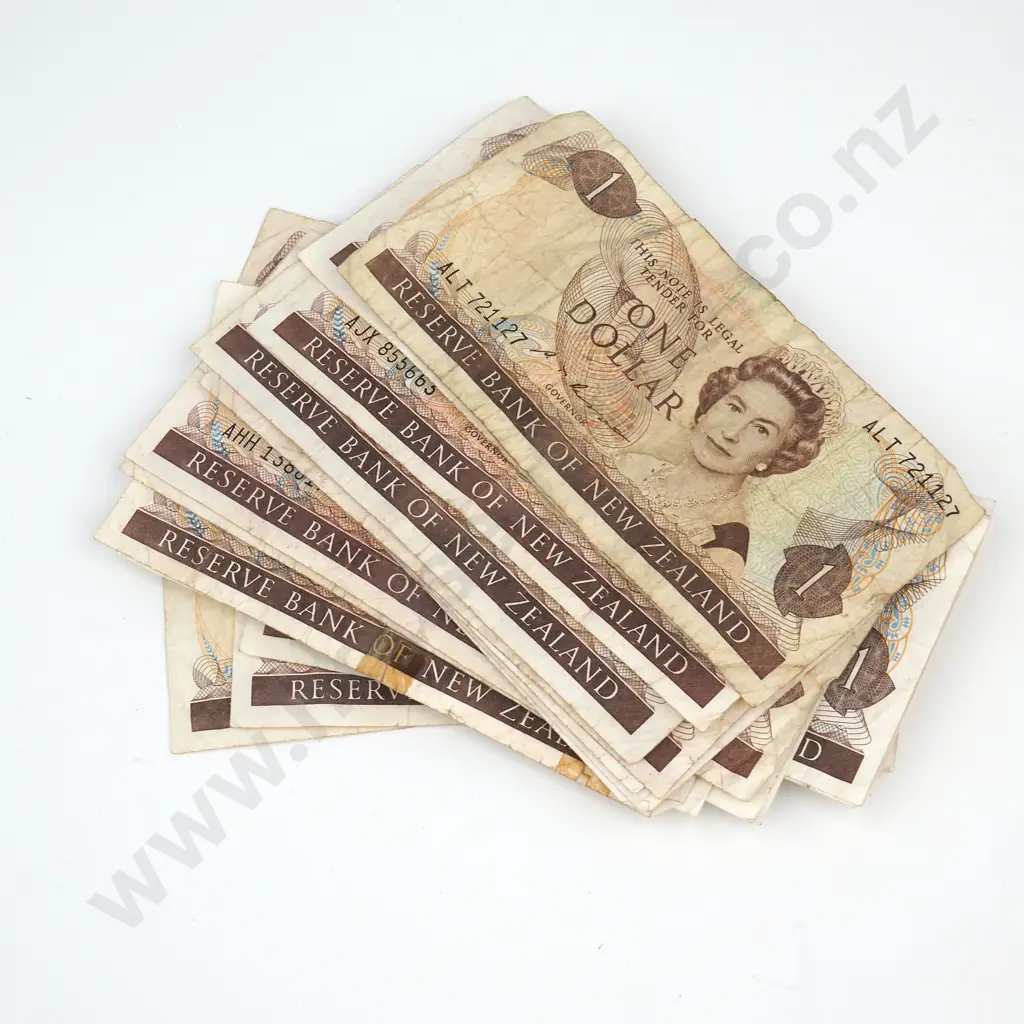 29 New Zealand Russell One Dollar Banknotes - Circulated Condition  Image 1++