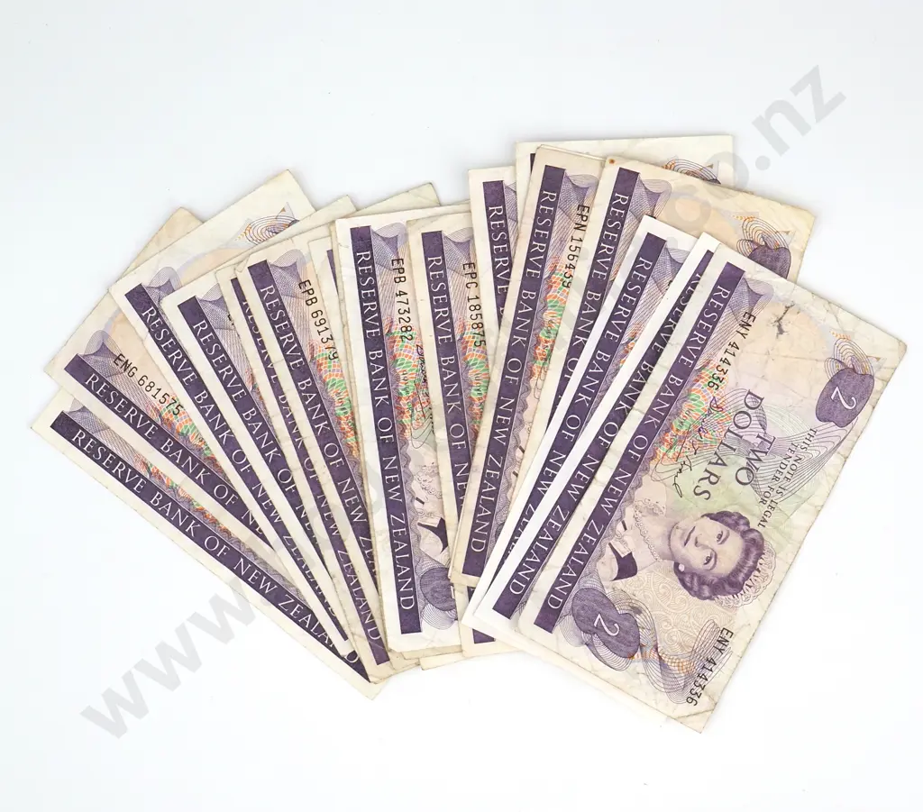 18 New Zealand Brash Two Dollar Banknotes - Circulated Condition  Image 1++
