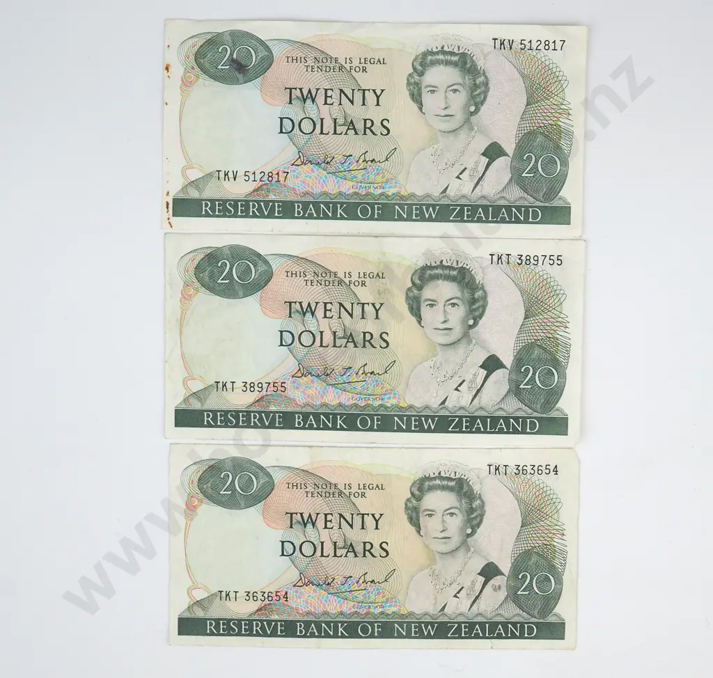 Three New Zealand Brash Paper Twenty Dollar Banknotes - Circulated Condition  Image 1++