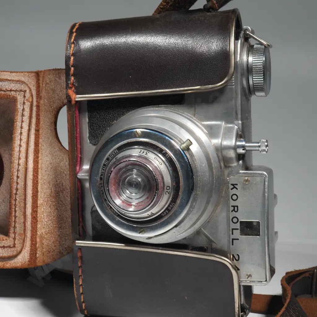 Vivitar Auto Thryistor 283 Flash w Shoe Mount in Leather Case Image 1++