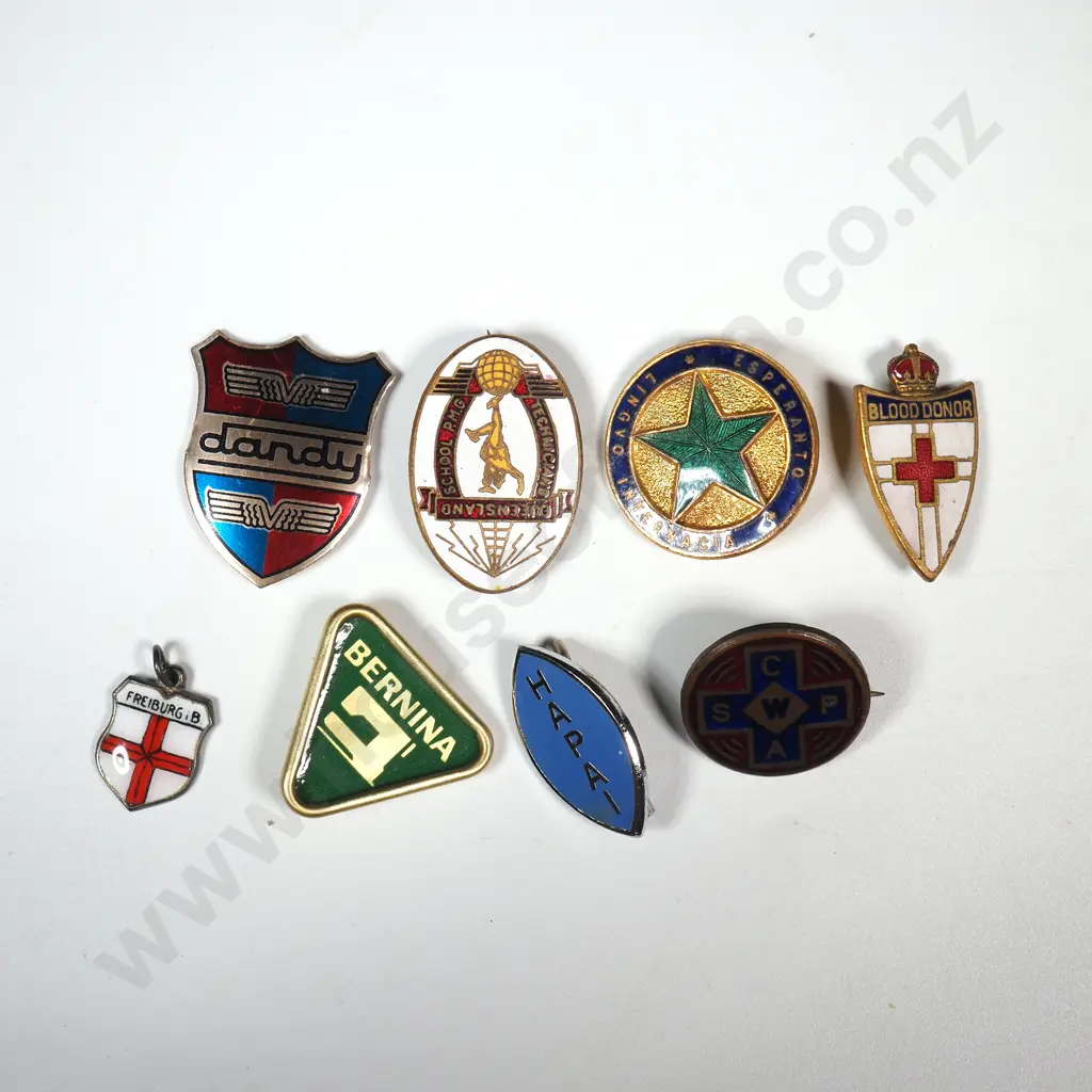 Assorted Lot of Vintage Badges  Image 1++