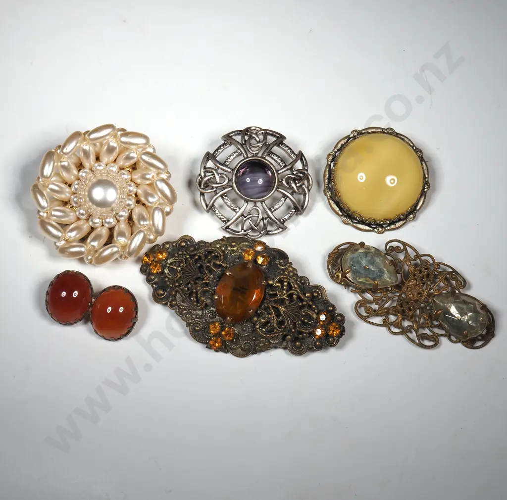 Six  Vintage Brooches Image 1++