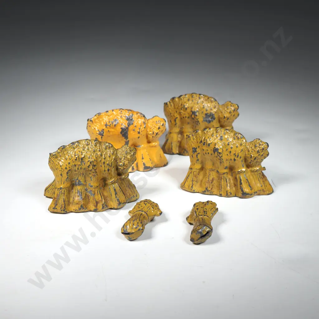 Six Britains Vintage Painted Hollow-Cast Lead Hay Stacks Image 1++