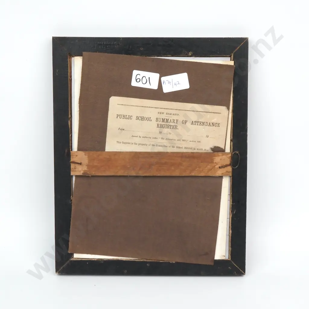 Oval Photograph From The Late 19th Century Depicting A Seated Gentleman In A Vintage Frame   Image 1++