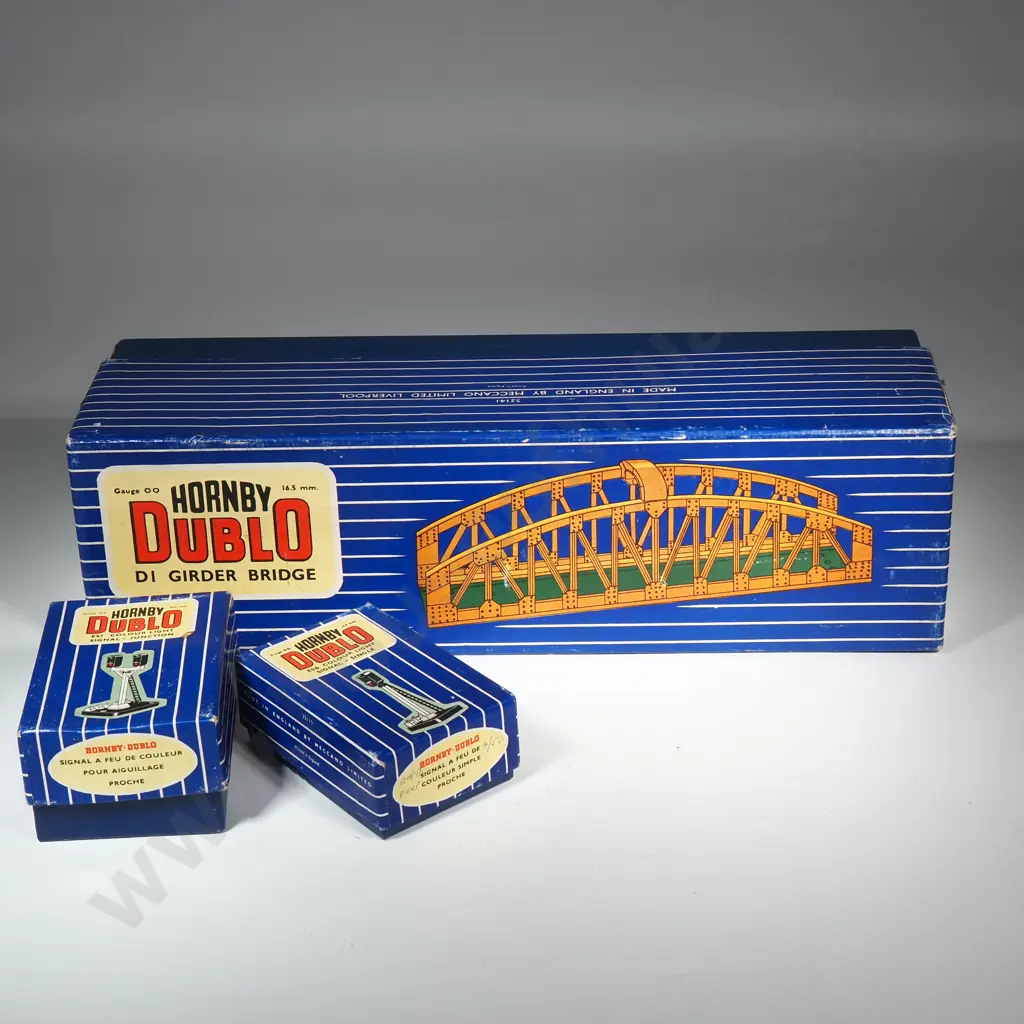 Hornby Dublo Di Girder Bridge, 1 x Signal Junction, 1 x Colour Light Signal. Image 1++