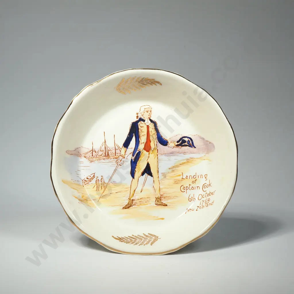 Small Tunstall Dish - A Souvenir to Commemorate the Centennial Exhibiton 1940 & Depicting The Landing of Cpt Cook 1769 Image 1++