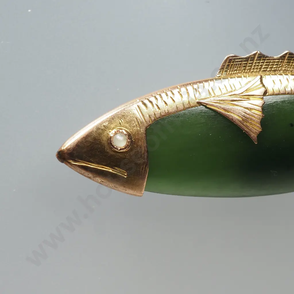 Antique 9ct Gold Greenstone Fish Brooch Image 1++