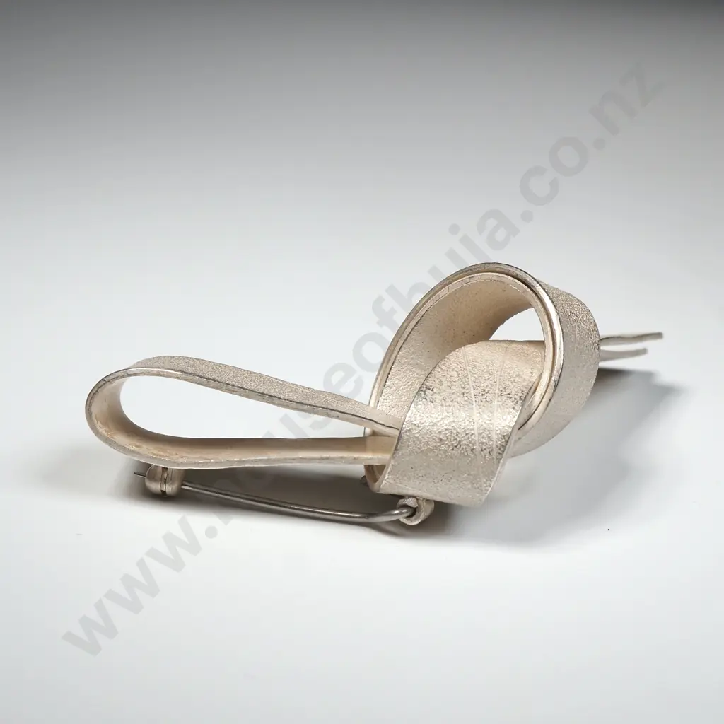 Koji Miyazaki: Sterling Silver Textured Knot Brooch Image 1++